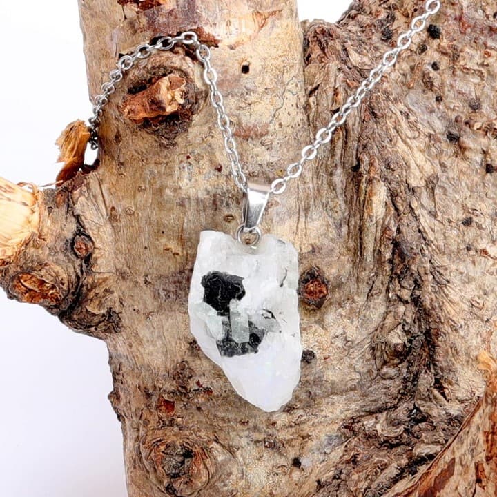 Ham Ay Taşı Kolye – Doğal ve İşlenmemiş – Çelik Zincirli