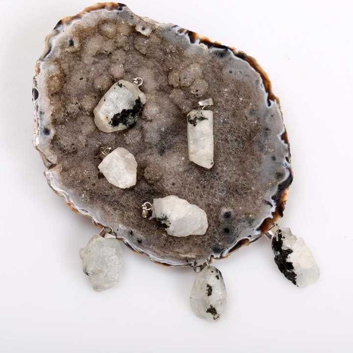 Ham Ay Taşı Kolye – Doğal ve İşlenmemiş – Çelik Zincirli