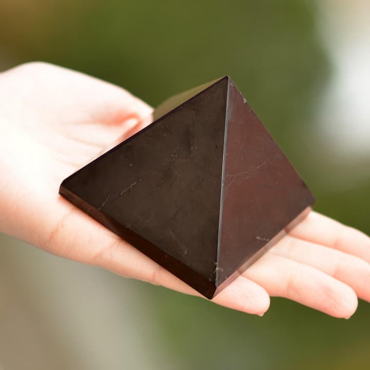 Shungite Taşı Piramit Kütle - 5 cm